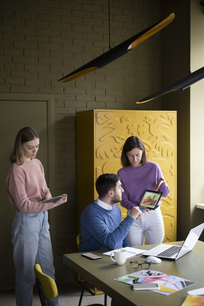 medium-shot-colleagues-working-office